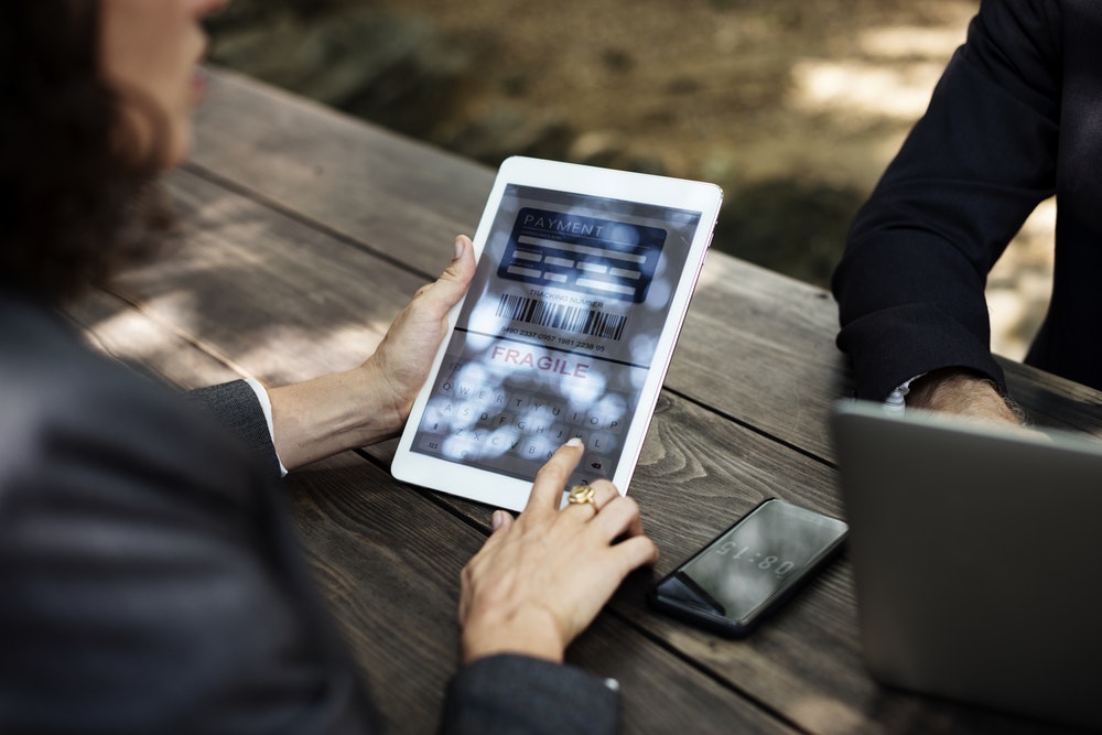 mujer-con-tablet-en-el-parque