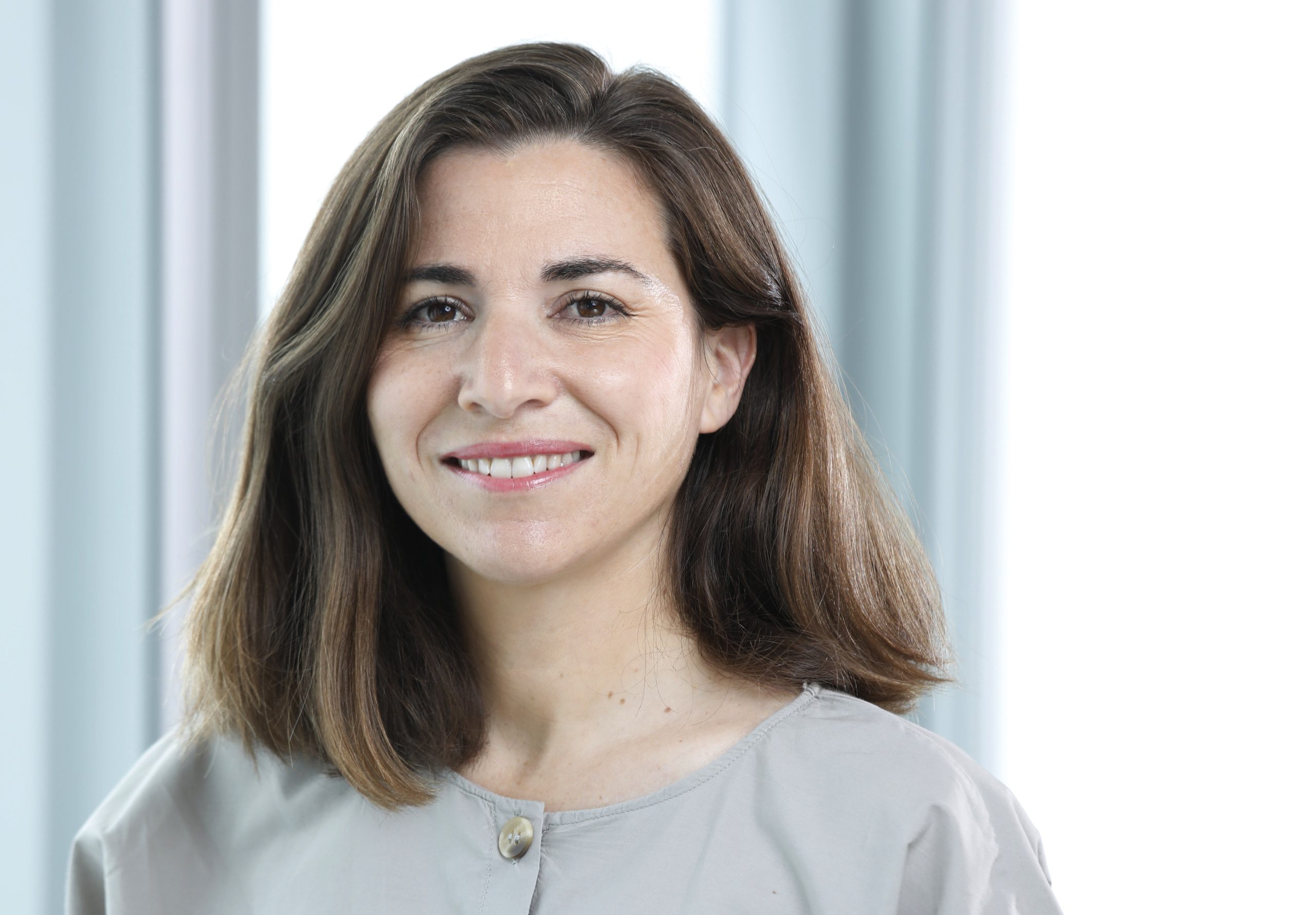 004-aeb-mara-abascal-primer-plano-en-blusa