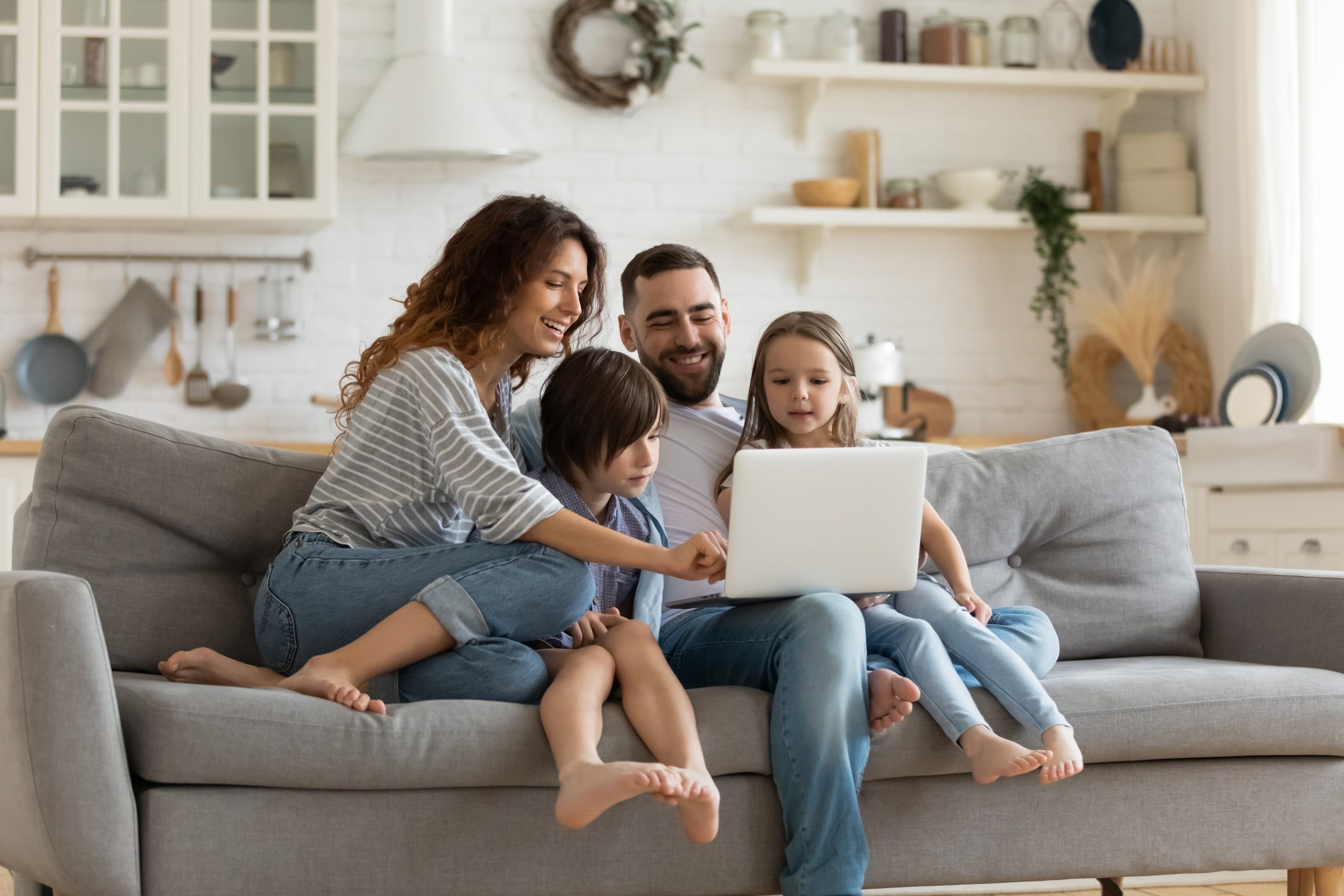 classroom-family-with-computer