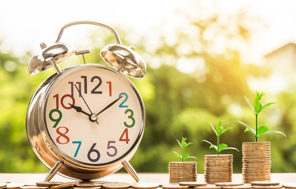 economia-sostenible-con-reloj